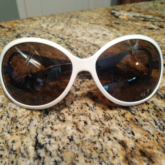 Womens Sunglass Oval White Silver Plastic Amber Lens CUTE!!